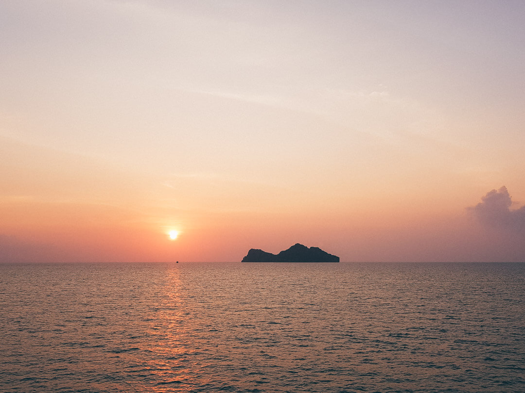 Sonnenuntergang auf dem Meer in Richtung Koh Tao